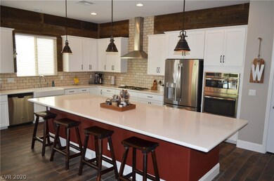 Huge Island and Breakfast Bar Makes Entertaining F