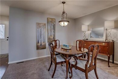 Super Chic Dining Room! BRAND NEW Carpet Thru-Out 