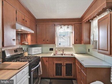 124 S Warren St, Orwigsburg, PA 17961 - photo 7