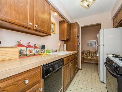 2843 SE 20th St, Des Moines, IA 50320 - photo 4