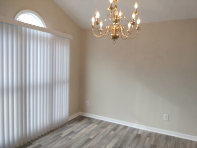 Dining room with palladian window