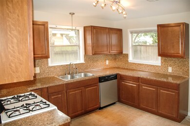 121 Northwood St, Houston, TX 77009 - photo 3