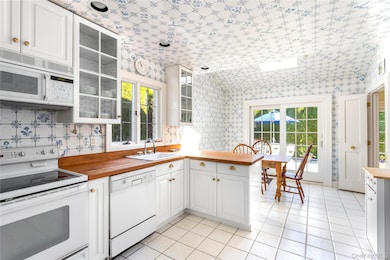 520 Hampton Rd unit 17, Southampton, NY 11968 - photo 2