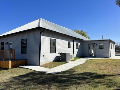 724 Franklin St, Bellevue, TX 76228 - photo 4