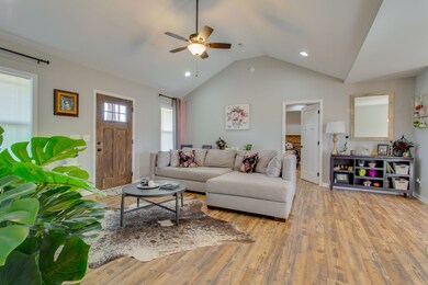 104 E Bomar Ct, Shelbyville, TN 37160 - photo 4