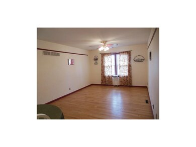 Main floor family room w/hrdwd floor