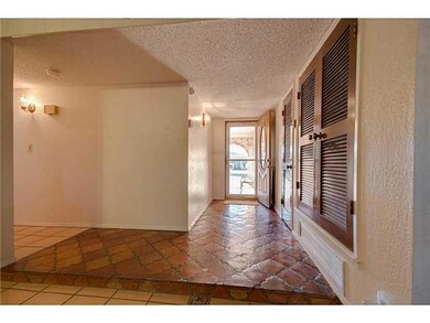 Formal Entry w/updated Storm Door