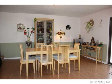 Dining Room Wide open and spacious with new lamina