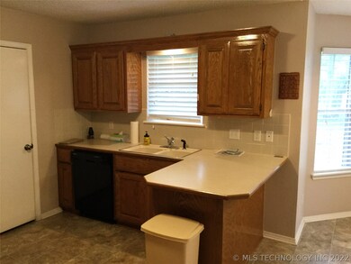 114 S Gray St, Chouteau, OK 74337 - photo 5