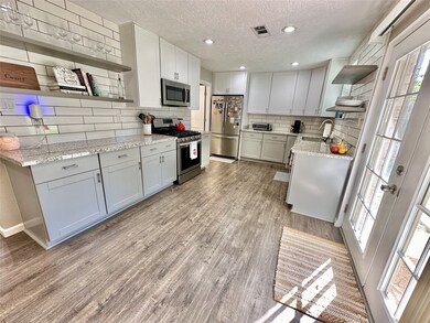 520 Castlelake Dr, Friendswood, TX 77546 - photo 7