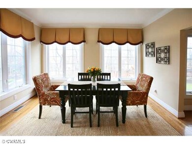 Breakfast Nook - Spacious, leading out to outdoor 