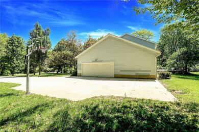 *NEWER WIDE REINFORCED CONCRETE DRIVEWAY W/BASKETB
