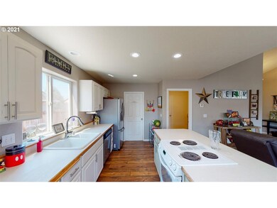 217 Cypress St, Sutherlin, OR 97479 - photo 7