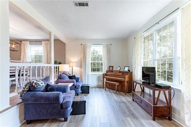 Energy-Star Vinyl Windows throughout
