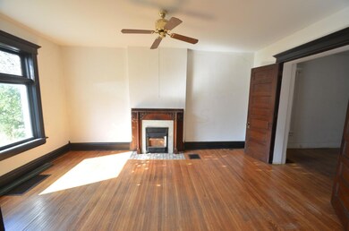 4-Spacious Living Rm