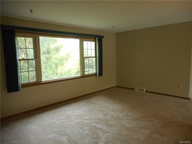 Very large living room with newer carpet (May 2017