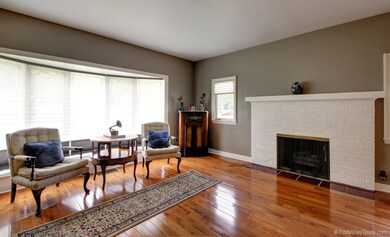 136 S Westlawn Ave, Aurora, IL 60506 - photo 3