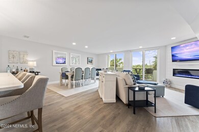 746 Spinnakers - Living Area