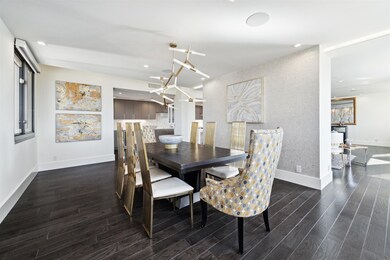 This beautifully designed unit offers a semi-open
