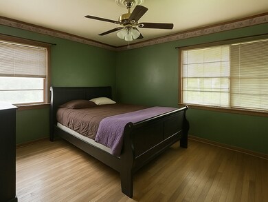 Primary Bedroom
(Virtual decluttering applied)