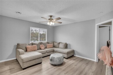 4709 Switzer Ln, Shawnee, KS 66203 - photo 4