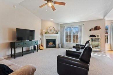 02_4620HiddenCreekLane16_165_LivingRoom_