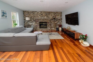 303 Shannon Dr, Long Pond, PA 18334 - photo 3