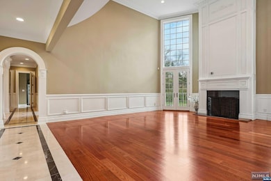 Great Room w Fireplace
