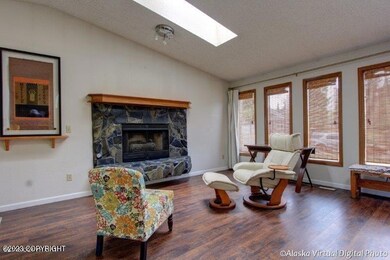 3951 Winchester Living room