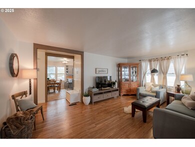 309 W 11th St, the Dalles, OR 97058 - photo 2