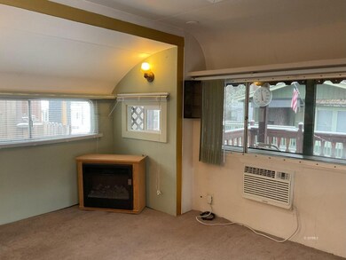 7 Living room with front cattery