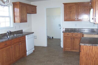 Kitchen w/Microwave & Dishwasher