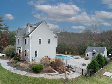 11 Bellingham St, Mendon, MA 01756 - photo 3