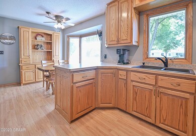 1804 9th Ave S, Grand Forks, ND 58201 - photo 5