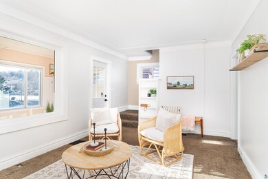 Sitting room with carpet