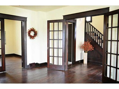 Entry/Foyer.