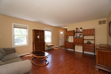 421 Armstrong Dr, Buffalo Grove, IL 60089 - photo 2