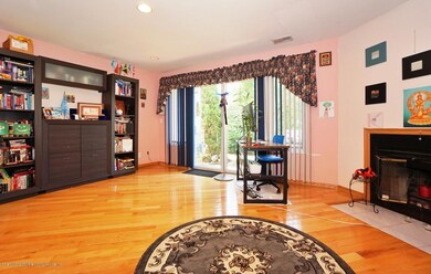 (5) FAMILY ROOM