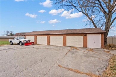 2421 Crescent Dr unit 4, Cedar Falls, IA 50613 - photo 2