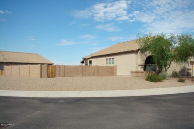 Huge side yard, rounded corner
