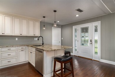 1009 Lake Dr E, Lake Placid, FL 33852 - photo 5