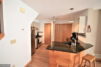 Gourmet Kitchen complete with Granite, Backsplash 