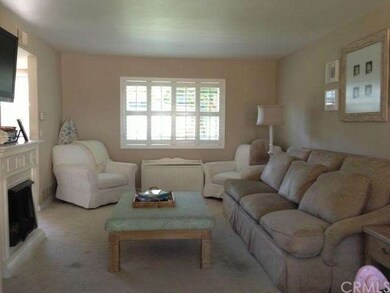 Large open living area with lots of light and cust