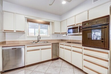 10511 W Caron Dr, Sun City, AZ 85351 - photo 5