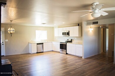 KITCHEN/GREATROOM
