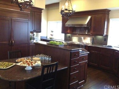 Cook's kitchen with built-in breakfast table & but