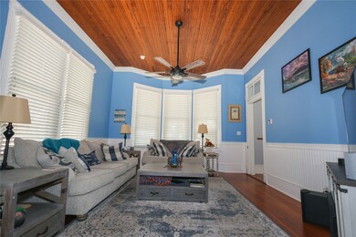 This living area combines a traditional design wit