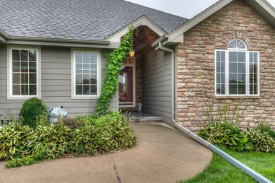 mls 17512 Collier Cir 02