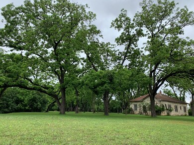 602 W Travis St, Fredericksburg, TX 78624 - photo 3