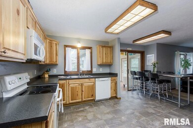 2134 Dorchester Ct, Davenport, IA 52807 - photo 4